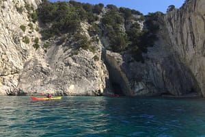 Partecipanti al Kayak Tour si godono la bellezza naturale della costa sud di Meganissi, navigando tra le acque turchesi e le affascinanti formazioni rocciose che caratterizzano questo angolo di paradiso.