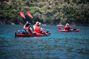 Partecipanti del tour in kayak (TAF guys) si preparano per il trasferimento lungo la costa di Lefkada.