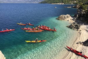 I partecipanti al Kayak Camping Tour arrivano sulla splendida spiaggia di Asprogiali a Kalamos, pronti per una pausa e un'esperienza immersa nella natura incontaminata.