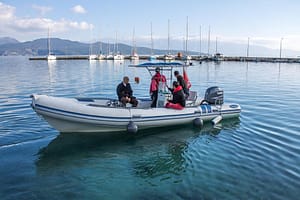 Gommone del Lefkas Diving Center pronto per un trasferimento personale verso uno dei siti subacquei più affascinanti di Lefkada, offrendo un’esperienza di immersione esclusiva.