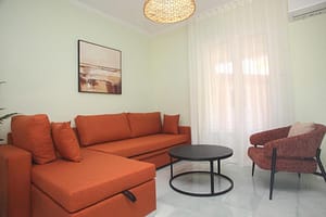 Area living di Casa Maria, ampia e luminosa, arredata in stile semplice e moderno.