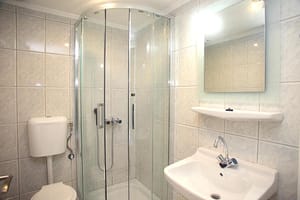 Il bagno dell'alloggio N. 4 con la cabina doccia