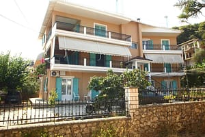 Casa Maria ad Agios Ioannis, Lefkada, con esterni curati e immersi nel verde.