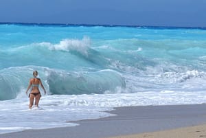 La spiaggia di Kathisma, con il mare mosso, mostra una forza della natura che è meglio ammirare da una distanza di sicurezza in una giornata di onde forti.