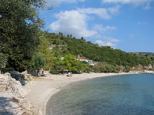 Il litorale della costa est, protetto dai venti preminenti, è caratterizzato da spiagghe tranquille e acque calme. Un'alternativa eccellente per le famiglie con bambini piccoli al mare aperto e °formato°, tipico della costa occidentale.