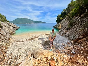 Panoramica della spiaggia privata del complesso Ourania Villas, un angolo di tranquillità dove l'acqua cristallina incontra la sabbia dorata, ideale per una fuga rilassante.