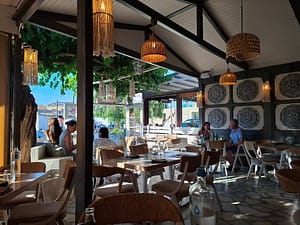 Il Ristorante Mastelo a Katouna, un'accogliente taverna che offre piatti tradizionali della cucina greca in un'atmosfera rustica e autentica.