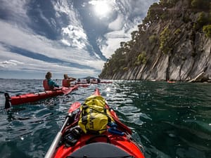 n'avventura emozionante in kayak lungo la tranquilla costa di Kalamos, con acque cristalline che circondano i partecipanti mentre navigano tra scogliere sceniche e insenature tranquille. L'esperienza ideale per chi cerca sia sfida che tranquillità nel cuore della natura.