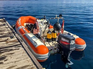 Gommone del Lefkas Diving Center utilizzato per il trasferimento di gruppi di massimo 4 persone, diretto verso i migliori siti subacquei di Lefkada per un'esperienza di immersione personalizzata.