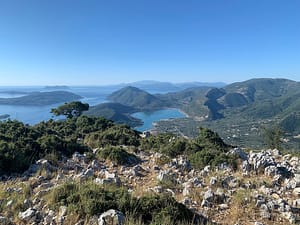 Un panorama mozzafiato dalla foresta di Skaros, che si estende sulla valle circostante e il mare, offrendo un'ampia visione delle meraviglie naturali di Lefkada. Un momento di pace e riflessione tra la natura incontaminata.