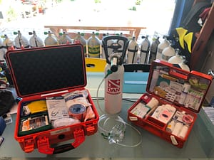 L'unità di ossigeno e il kit di pronto soccorso pronti all'uso presso il Lefkas Diving Center, garantendo la sicurezza degli allievi durante le immersioni subacquee a Lefkada.