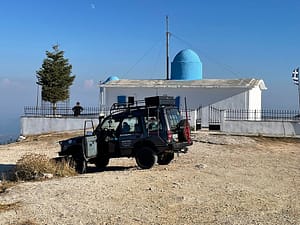 Chiesa del Profeta Elias, Lefkada, situata vicino al punto più alto dell'Isola, offre uontagne per simbolizzare il legame tra cielo e terra.na vista spettacolare delle isole circostanti, un luogo di spiritualità e tradizione greca, tipicamente posizionato in cima alle colline o m