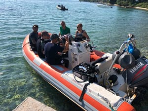 riefing prima del trasferimento per le immersioni, a bordo del Tender 2 del Lefkas Diving Center, pronti per un'esperienza subacquea indimenticabile.