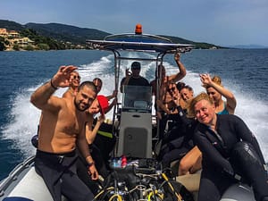 Gommone 1 in trasferimento da Nikiana verso il sito subacqueo prescelto, pronto per un'avventura subacquea nel mare cristallino di Lefkada.