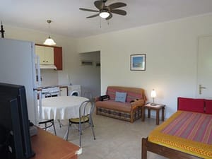 Angolo soggiorno-cucina con letto aggiuntivo Angolo soggiorno‑cucina di Casa Asteri con letto aggiuntivo e arredi luminosi.
