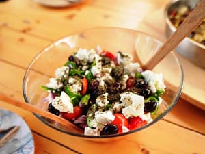 Una fresca e saporita insalata greca, elevata a nuovi livelli grazie agli ingredienti di qualità eccelsa della Micro Farm di Lefkada. Assapora questa prelibatezza durante l'esperienza esclusiva della cena privata, dove dal campo arriva direttamente sulla tua tavola.