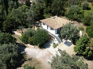 Casa Asteri, Vista Drone Vista aerea di Casa Asteri a Geni, Lefkada, con il grande giardino che si fonde nella natura circostante.