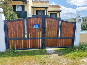 Ingresso esterno di Villa Altina, con facciata chiara e area antistante immersa nel verde.