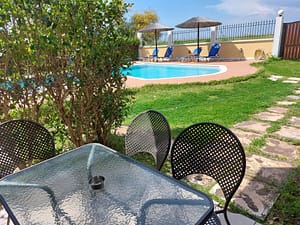 Esterni di Villa Altina, con spazi all’aperto curati e immersi nel verde.