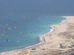 Veduta da Faneromeni su Agios Ioannis, con kite in volo sopra la spiaggia.