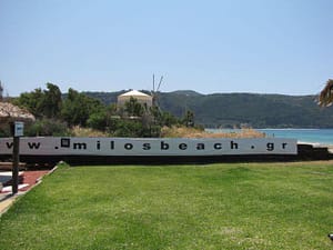 Kitesurf a Milos Beach, lo spot principale di Agios Ioannis, tra mare turchese e vento costante.