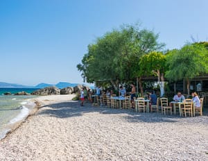 Ristorante tradizionale sulla spiaggia a Nikiana, ideale per gustare piatti locali con vista sul mare."