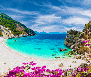 Agios Fili, la più bella spiaggia della costa orientale di Lefkada, famosa per i suoi colori straordinari.