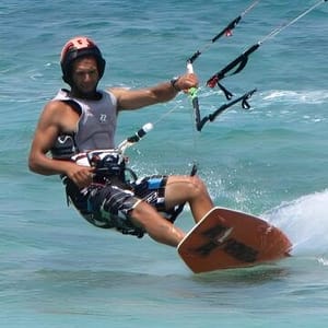 Scopri come organizzare un breve corso introduttivo al Al kiteboard o solo per perfezionare la tua tecnica