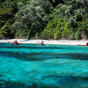 splorazione delle acque turchesi di Lefkada, dove i riflessi cangianti creano un paesaggio incantevole, mentre i partecipanti al tour di kayak navigano tra le acque cristalline dell'isola, immersi nella bellezza naturale del paesaggio marino.