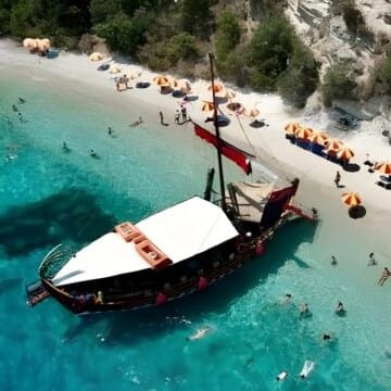 Vista panoramica dell'Odysseia: la barca più amata di Lefkada. Quella che vi farà scoprire le meraviglie nautiche locali.