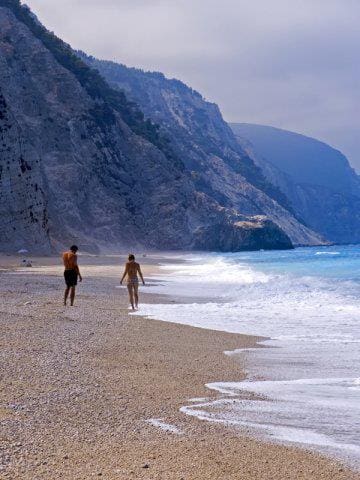 Spiaggia della costa ovest di Lefkada, facilmente raggiungibile da Ligya.