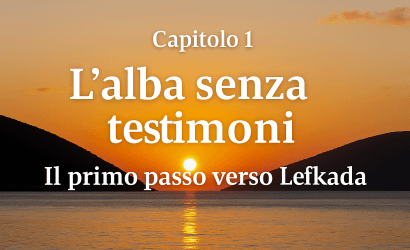 Vista di una baia ionica all’alba, con il sole che sorge sullo sfondo, illuminando il mare e la costa con tonalità dorate e rosate.
