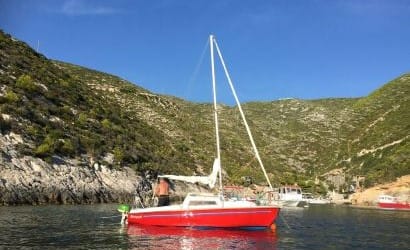 Barca a vela Caprice del 1976, lunga 19 piedi, all’ancora nelle acque di zante, tra le Isole del Principe, simbolo di libertà e avventure a vela.