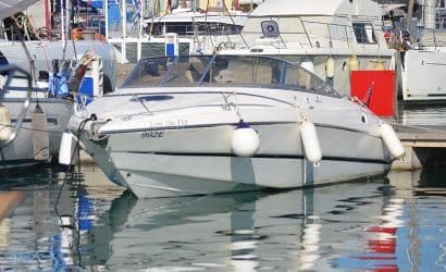 Un motoscafo veloce e lussuoso solca le acque cristalline delle Isole Ioniche, offrendo crociere private esclusive tra Skorpios, Meganisi, Atokos, Kalamos e Kastos.