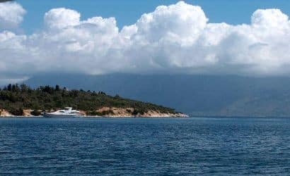 Barca Thalia in rada tra le acque cristalline intorno a Lefkada, durante un’escursione giornaliera di 9 ore tra Atokos, Kalamos, Kastos, Meganissi e Skorpios."