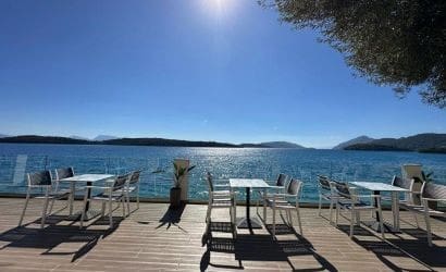 Vista della terrazza tecnica di Mare Vita, con accesso diretto al mare, perfetta per godere della vista e delle fresche brezze marine.