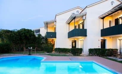 Villa Altina, composta da tre comodi alloggi con 3 camere da letto ciascuno si trova ad Agios Ioannis a solo 500 metri dalla spiaggia e a un km da Lefkada città .