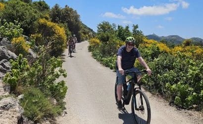 Ciclisti elettrici percorrendo la strada panoramica da Kolivata a Karya, Lefkada