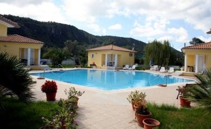 Il mini villaggio Raggio di Sole a Lefkada: cinque unità raccolte attorno a una grande piscina pentagonale, a soli 600 metri dalla spiaggia e dallo spot del kite, ideale per giovani famiglie sportive in cerca di comfort e bellezza