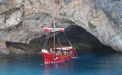Barca a vela Odysseia, un’imbarcazione turistica elegante e accogliente, che solca il mare tra Nidri e Meganissi regalando esperienze autentiche ai viaggiatori.