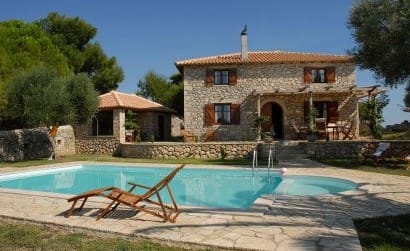 Facciata di Villa Marina con piscina, area barbecue e giardino curato.