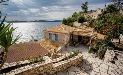 Sea Mansion Nikiana, un complesso che comprende un monolocale, un appartamento con una camera da letto e un appartamento con due camere da letto, frutto di una magistrale ristrutturazione di un'antica casa di pescatori in pietra. Direttamente sul mare.