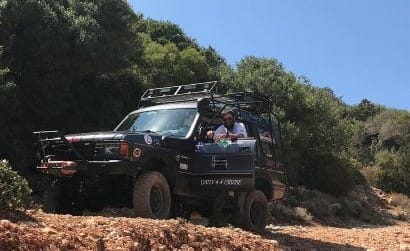 Yannis in posa con il suo potente 4x4 su un tratto di strada sterrato a Lefkada.