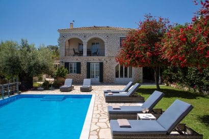 La facciata di Villa Petra, circondata da un ampio giardino e con piscina privata, che offre un’atmosfera di lusso e relax