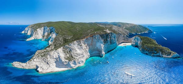 Vista panoramica della Navagio Bay a Zante con la famosa spiaggia dalle acque turchesi