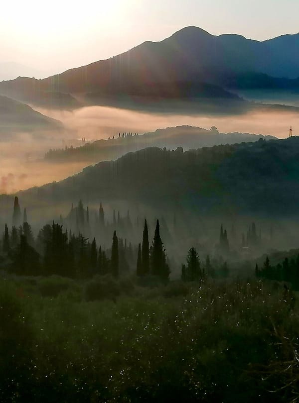 Un paesaggio emozionante all'interno di Lefkada al mattino presto, con una coltre di bruma che sfuma il profilo delle montagne, le valli e l’altopiano.