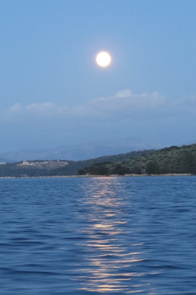 Luna piena su Meganissi in navigazione lungo costa.