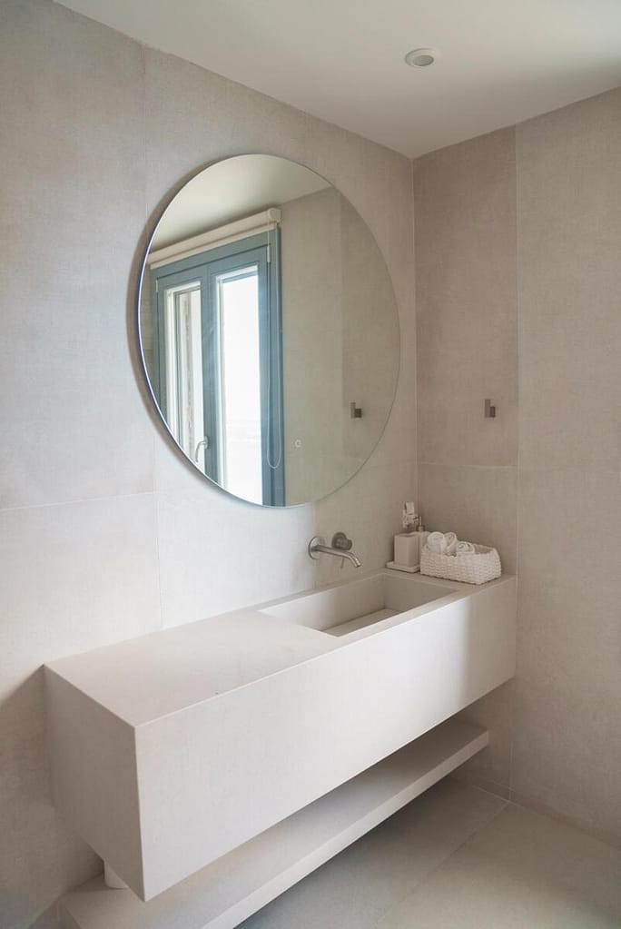 Dettaglio del lavabo del secondo bagno di Villa Rhea, con linee essenziali e colori neutri che esaltano il design minimalista e l'eleganza dell'ambiente.