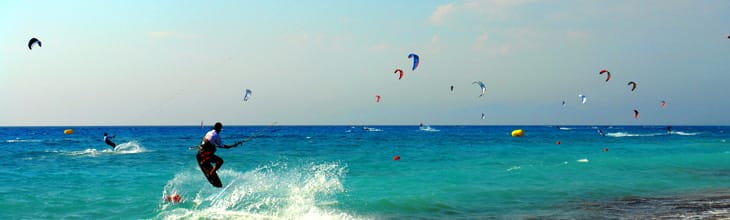 Scopri come imparare lo sport acquatico più spettacolare. Prendi almeno una lezione sulla spiaggia di agios Ioannis a Lefkada