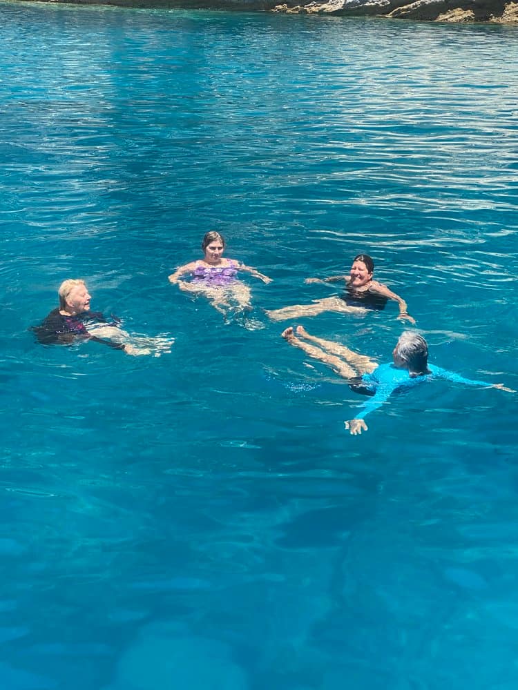 Alcuni ospiti di Villa Rhea immersi nelle acque cristalline della spiaggia privata, raggiungibile con un suggestivo sentiero in discesa di 15 minuti.